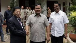 Ketua DPR RI, Setya Novanto (kiri) bersalaman dengan Ketua Umum Partai Gerindra Prabowo Subianto di kediaman Jalan Kertanegara, Jakarta, Kamis (1/12). Keduanya melakukan pertemuan secara tertutup. (Liputan6.com/Helmi Fithriansyah)