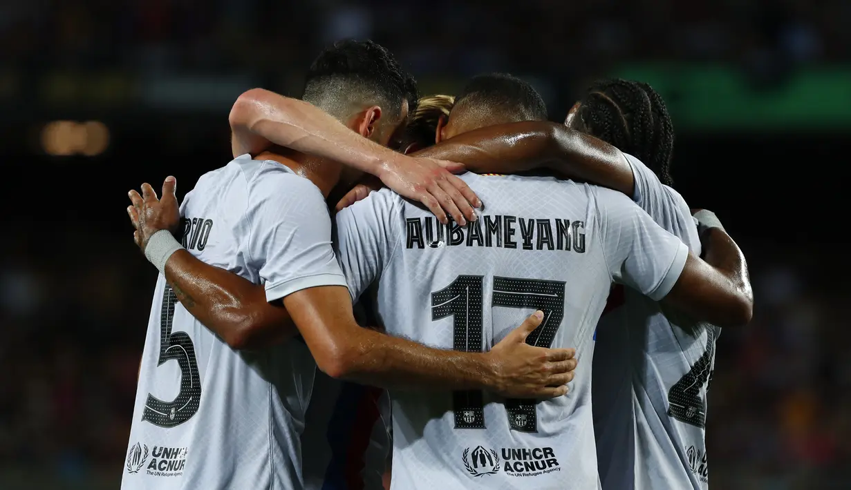 Penyerang Barcelona Pierre-Emerick Aubameyang (​​tengah) berselebrasi dengan timnya setelah mencetak gol pembuka ke gawang Manchester City pada sebuah laga amal di Stadion Camp Nou, Kamis (25/8/2022) dini hari WIB. Laga Barcelona vs Man City berjalan ketat, skor akhir sama kuat 3-3. (AP Photo/Joan Monfort)