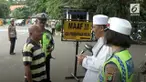 Polres Tangerang menggelar razia simpatik, pelanggar lalulintas yang terjaring diberikan sanksi unik.