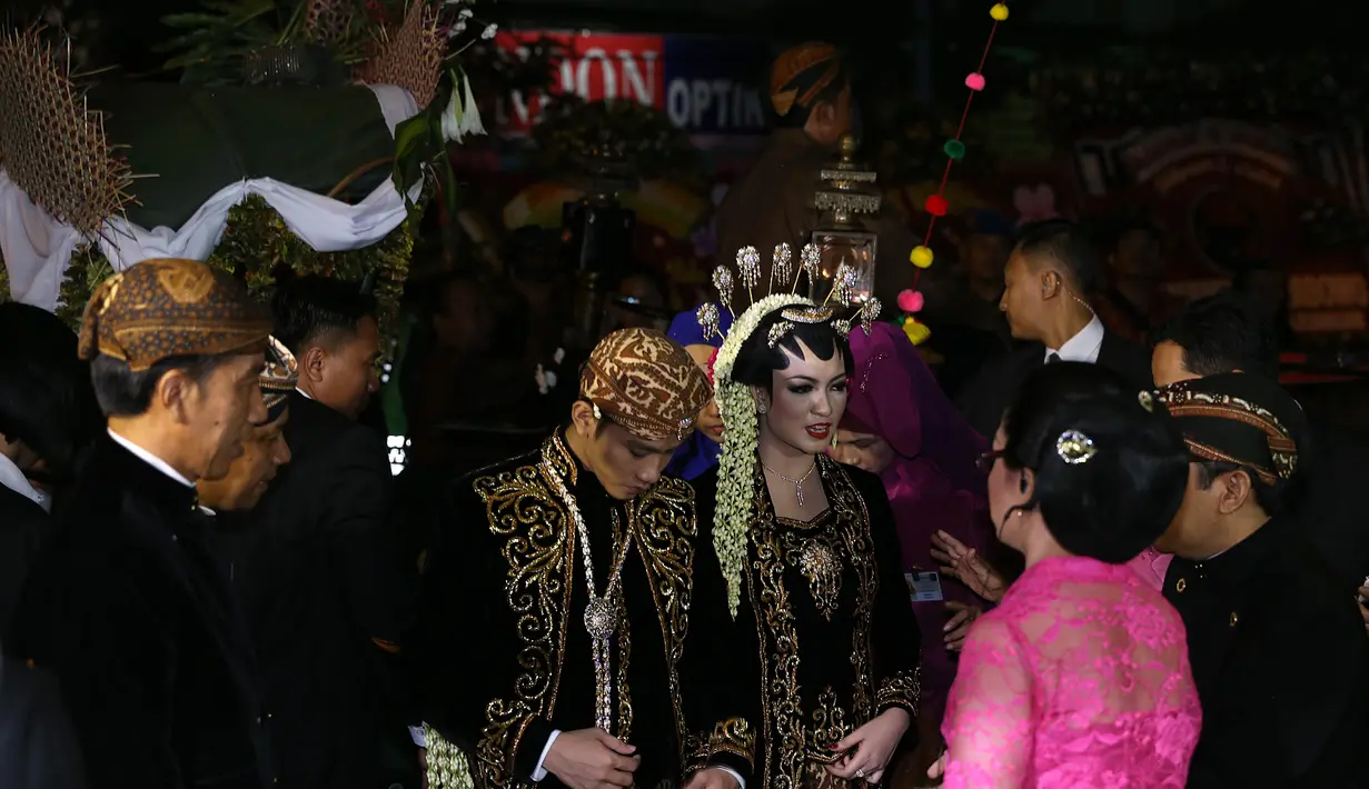 Gibran dan Selvi diarahkan oleh pranata acara sebelum masuk ke Gedung Graha Saba Buana. (Galih W Satria/Bintang.com)