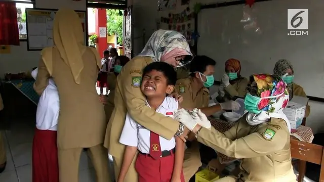 VIDEO: Isak Tangis Bocah SD Saat Diimunisasi Difteri
