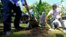 Corporate Secretary Bank BTN Ari Kurniaman (kanan) saat penanaman bibit pohon kelapa hibrida pandan wangi di Pantai Air Manis, Kota Padang, (7/01/2022). Bantuan ini merupakan bagian dari kegiatan Tanggung Jawab Sosial dan Lingkungan (TJSL) perseroan. (Liputan6.com/HO/BTN)