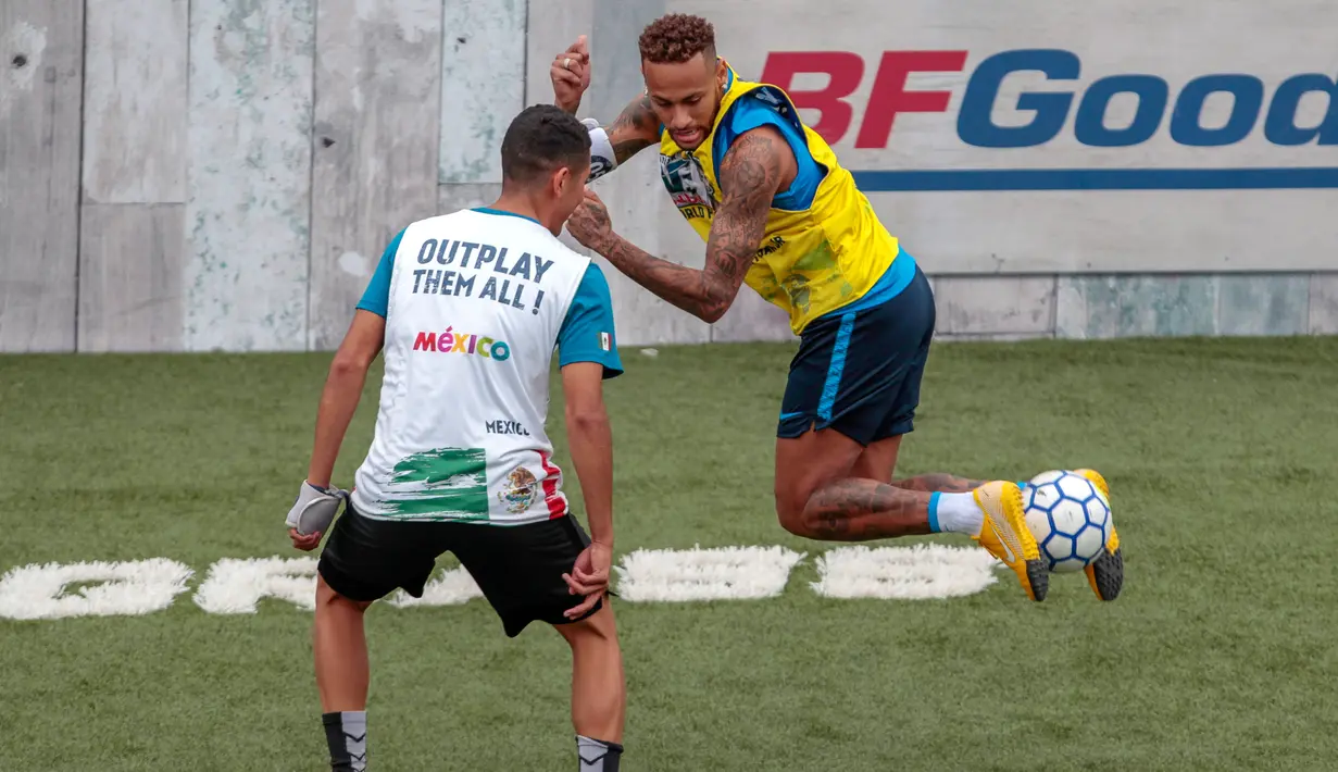 Bintang sepak bola Brasil, Neymar (kanan) menggocek lawan dalam turnamen untuk badan amal Neymar Junior Project Institute di Praia Grande, Sao Paulo, Brasil, Sabtu (21/7). (Miguel SCHINCARIOL/AFP)