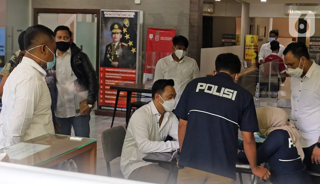 Michael Yukinobu Defretes atau Nobu saat melakukan rapid test di Ditreskrimsus Polda Metro Jaya, Jakarta, Senin (4/1/2021). Nobu menjalani pemeriksaan sebagai tersangka dalam kasus video syur bersama Gisella Anastasia atau Gisel. (Liputan6.com/Herman Zakharia)