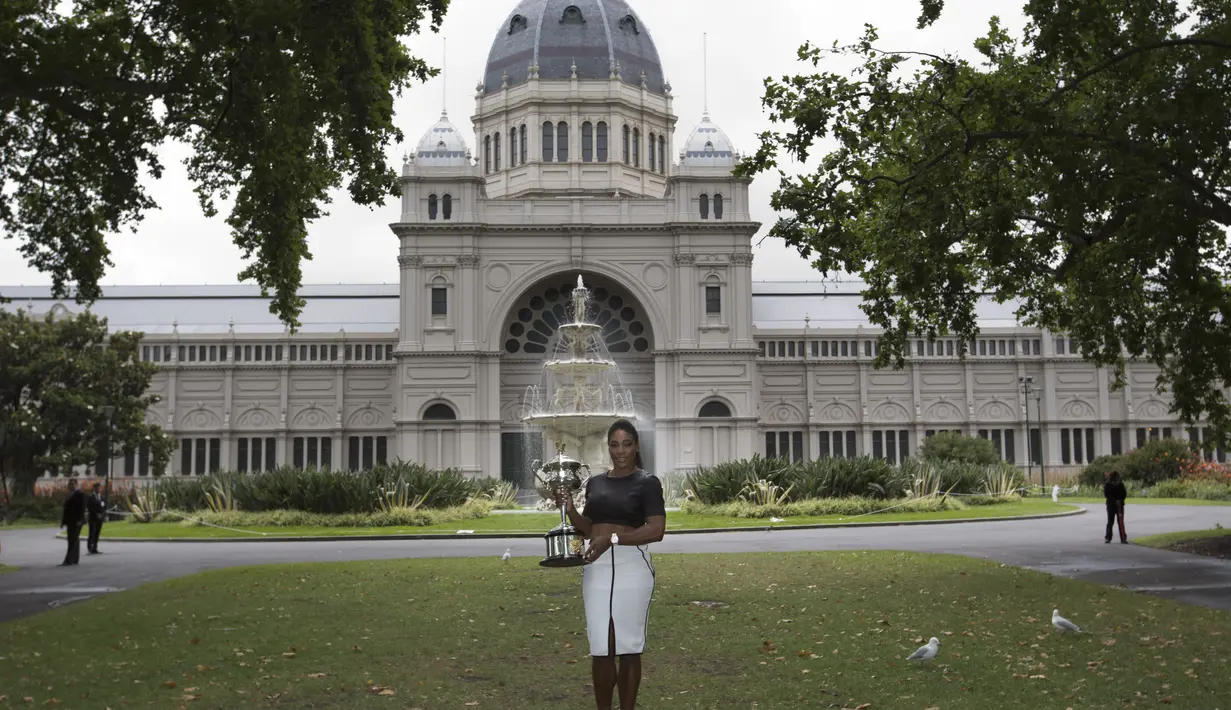 Serena Williams berpose dengan trofi juara Australia Terbuka 2015. (AP Photo/Bernat Armangue)