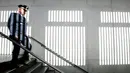 Petugas berjalan di lorong menuju ruang bawah tanah di pengadilan yang baru dibangun di Munich, Senin (5/9). Pengadilan dengan keamanan tingkat tinggi ini berada di kompleks Penjara Stadelheim. (REUTERS/Michaela Rehle)