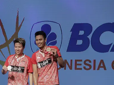 Ganda Campuran Indonesia, Tontowi Ahmad/Liliyana Natsir memegang medali juara usai mengalahkan Ganda Campuran asal China Zheng Siwei/Chen Qingchen 22-20 21-15 dalam final BCA Indonesia Open 2017 di Jakarta, Minggu (18/6). (Liputan6.com/Faizal Fanani)