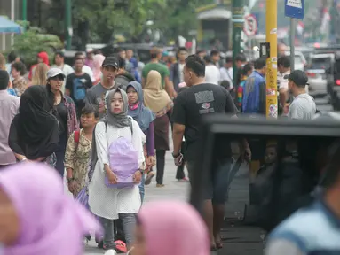 Sejumlah Wisatawan saat berjalan di kawasan pendestrian Jalan Malioboro, Yogyakarta, Sabtu (9/7). Libur lebaran, Jalan malioboro di dominasi wisatawan dari luar kota. (Liputan6.com/Boy Harjanto)