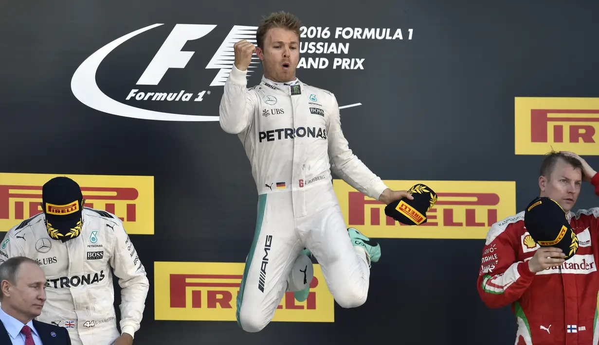Ekspresi kegembiraan pebalap Mercedes, Nico Rosberg, di podium setelah menjadi juara F1 GP Rusia di Sirkuit Sochi Autodrom, Rusia, Minggu (1/5/2016). (AFP/Yuri Kadobnov) 
