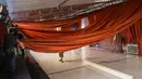 Para pekerja menyiapkan area kedatangan karpet merah Oscar 2023 selama persiapan Academy Awards ke-95 di Los Angeles, California, Rabu (8/3/2023). Perhelatan bergengsi ini akan digelar di Dolby Theatre Los Angeles, Amerika Serikat. (Photo by ANGELA WEISS / AFP)