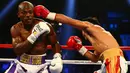 Petinju Manny Pacquiao saat bertanding melawan Timothy Bradley di MGM Grand Garden Arena, Las Vegas, AS, (9/4). Pacquiao juga sukses merasakan kemenangan kedua dari tiga jilid pertarungannya melawan Bradley. (Mark J. Rebilas-USA TODAY Sports)