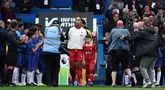 Para pemain Chelsea (samping kanan dan kiri) melakukan Guard of Honour saat para pemain Liverpool memasuki lapangan pertandingan dalam laga lanjutan Liga Inggris 2024/2025 di Stamford Bridge, London, Inggris, Minggu (04/05/2025) waktu setempat. (AFP/Henry Nicholls)
