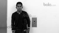 Tampil modis plus sebuah tas menjadi gaya Andik Vermansah bila sedang tidak bertanding, Rabu (27/01/2016). (Bola.com/Nicklas Hanoatubun)