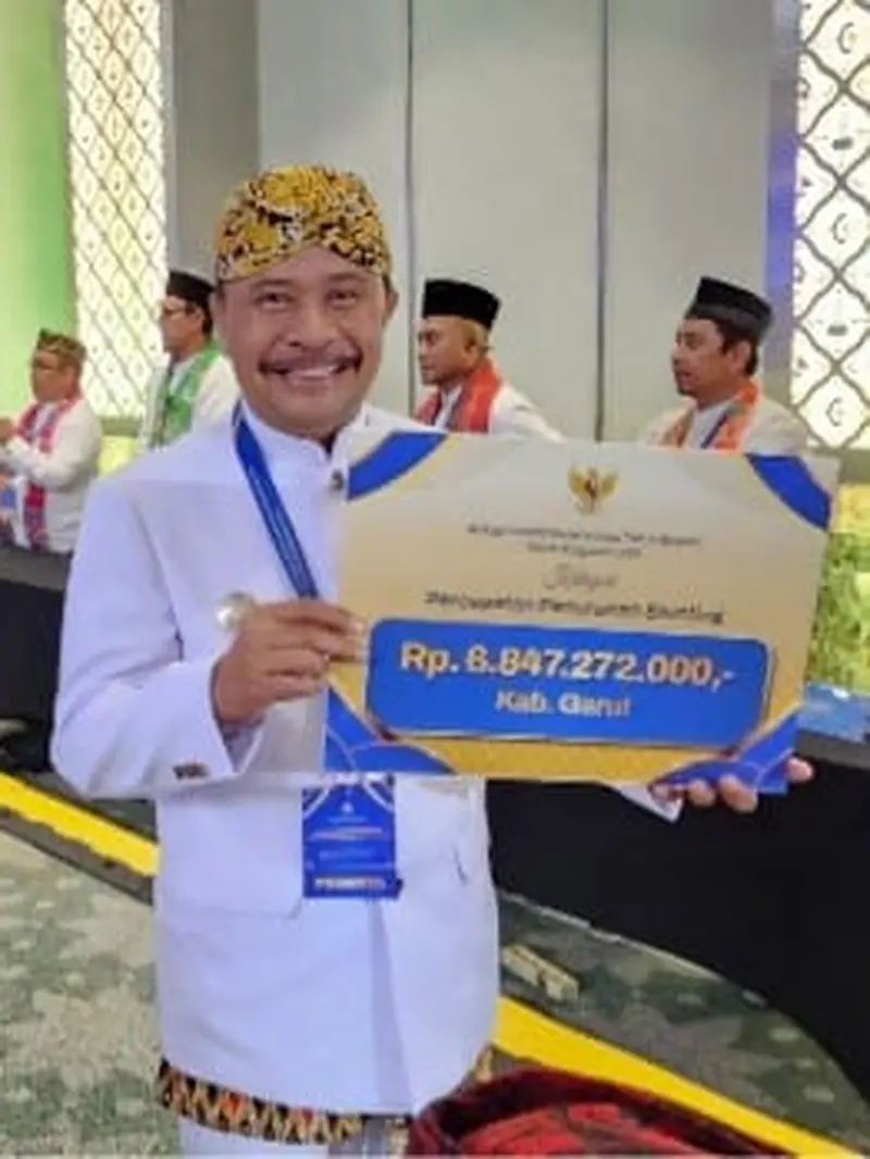 Pj Bupati Garut Barnas Adjidin saat menerima penghargaan suntikan fiskal sebesar Rp 25,989 miliar dari Pemerintah Pusat, anggaran tahun berjalan 2024 atas kesuksesan menekan stuntinga. (Liputan6.com/Jayadi Supriadin)