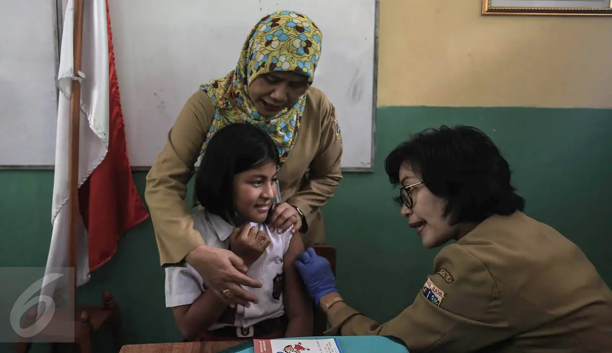 Seorang anak mengikuti kegiatan Bulan Imunisasi Anak sekolah (BIAS) di SDN 11 Pagi, Lubang Buaya, Jakarta, Selasa (4/10). Kegiatan ini untuk mewujudkan Indonesia bebas dari kanker serviks. (Liputan6.com/Faizal Fanani)