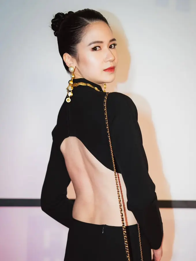 5 Potret Tampilan Anggun Laura Basuki dengan Cut Out Backless Dress Bersiluet Kebaya di FFI 2024