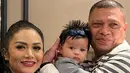 Entah disengaja atau tidak, Baby Amina dan Raul Lemos kompak mengenakan atasan lengan panjang berwarna dasar putih motif garis-garis hitam horizontal. Bedanya, garis-garis di baju Ameena lebih tipis dan rapat. Sementara Raul Lemos lebih tebal dan jarang. Penampilan Baby Ameena dipermanis bando pita biru tua nan mungil. Raul Lemos menggendong dengan penuh kasih sayang. (Foto: Dok. Instagram @krisdayantilemos).