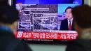 Warga menonton laporan berita dari layar TV di stasiun kereta api di Seoul, Rabu (6/1/2016). Gempa 5,1 SR terdeteksi di dekat tempat uji coba nuklir Korut. Hal itu memicu kekhawatiran bahwa Pyongyang telah melakukan uji coba nuklir lagi (AFP/Jung Yeon-Je)