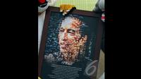 Sebuah mozaik bergambar Jokowi dibawa dalam aksi di depan Istana Merdeka, Jakarta, Senin (27/10/2014). (Liputan6.com/Faizal Fanani)