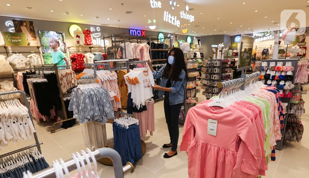 Konsumen memilih baju anak di Babyshop Lippo Mall Puri, Jakarta, Jumat (30/04/2021). Babyshop berekspansi di Indonesia dan sudah ada lebih dari 225 toko di seluruh dunia termasuk di Timur Tengah, Afrika Utara, Asia Tenggara dan India. (Liputan6.com/Fery Pradolo)