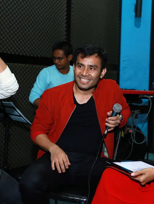 'Mungkin setelah ini kami buat grup, karena kami merasakan kolaborasi yang unik dari karakter suara kami yang berbeda' ujar Judika seusai latihan. (Wimbarsana Kewas/Bintang.com) 