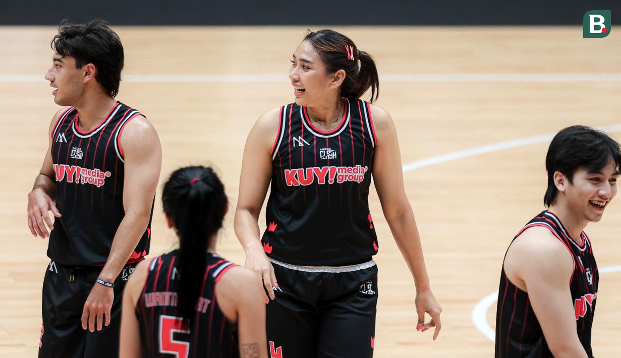 Pevoli Timnas putri Indonesia, Yolla Yuliana saat bermain pada laga eksibisi sebelum peresmian Indonesia Arena di Senayan, Jakarta, Senin (07/08/2023). (Bola.com/Bagaskara Lazuardi)