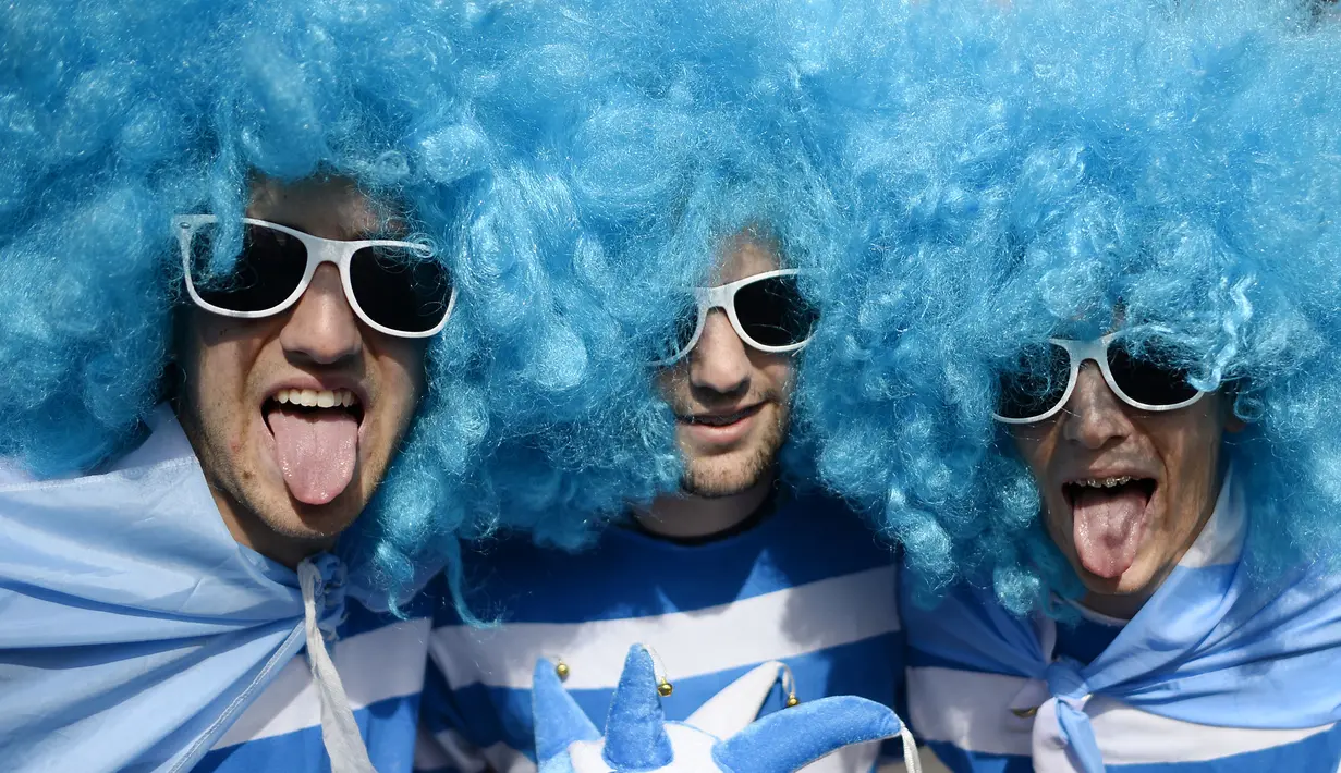 Atribut unik digunakan supporter tim rugby Argentina jelang laga Piala Dunia Rugby melawan Georgia di Kingsholm, Inggris, Jumat (25/9/2015). (Reuters/Dylan Martinez)