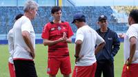 Pelatih Arema berdikusi untuk membenahi tim. (Bola.com/Iwan Setiawan)