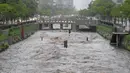 Aliran yang cukup deras juga terlihat di Sungai Cheonggye, Seoul, Korea Selatan, Rabu, 17 Juli 2024. (AP Photo/Ahn Young-joon)