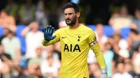 Hugo Lloris. Kiper asal Prancis berusia 36 tahun ini didatangkan Tottenham Hotspur pada awal musim 2012/2013 dari Olympique Lyon dengan nilai transfer 12,6 juta euro. Kedatangannya langsung menggusur Brad Friedel dari posisi kiper utama The Lilywhites. Hingga kini Hugo Lloris telah tampil dalam 439 laga di bawah mistar gawang Tottenham Hotspur pada semua ajang dengan mencatat 149 kali clean sheet dan kebobolan 492 gol. (AFP/Glyn Kirk)