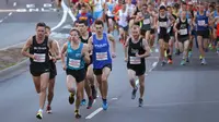 Beberapa peserta memimpin barisan lomba lari City2Surf Fun di Sydney, Australia, Minggu (13/8). Ribuan peserta lokal dan beberapa negara bersaing dalam trek sepanjang 14 kilometer tersebut. (AP Photo/Rick Rycroft)
