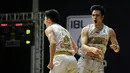 Pemain West Bandits Combiphar Solo, P. Nikolas (kanan) dan R. Disi melakukan selebrasi usai mencetak poin saat laga pekan pertama IBL Tokopedia 2022 melawan Rans PIK Basketball di Hall Basket Gelora Bung Karno, Senayan, Sabtu (15/01/2022). (Bola.com/Bagaskara Lazuardi)