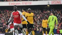 Pemain Arsenal, Bukayo Saka, merayakan gol yang dicetaknya ke gawang Wolverhampton Wanderers dalam laga pekan ke-14 Premier League 2023/2024 di Emirates Stadium, Sabtu (2/12/2023) malam WIB. Arsenal menang 2-1 atas Wolves dalam pertandingan ini. (Glyn KIRK / AFP)