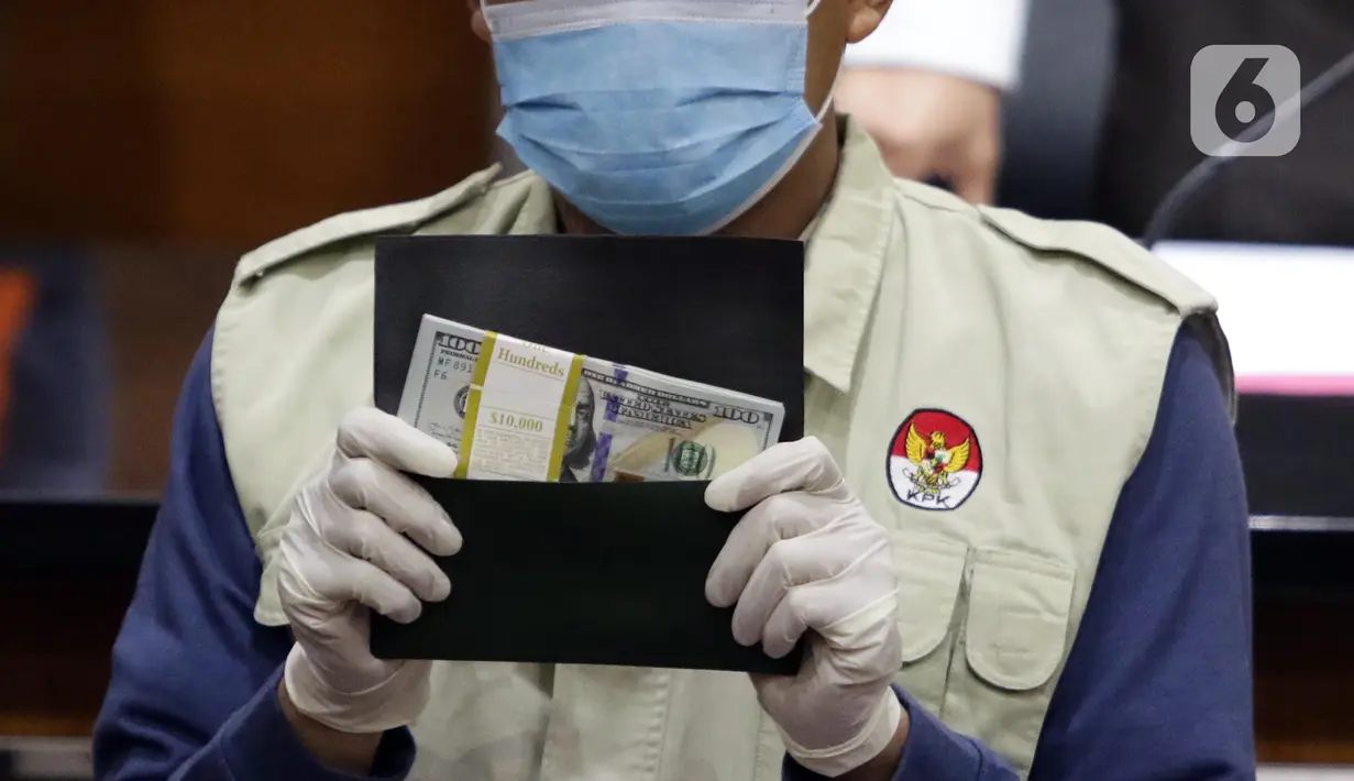 Petugas Komisi Pemberantasan Korupsi (KPK) menunjukkan barang bukti penangkapan Wakil Ketua DPRD Provinsi Jawa Timur 2019-2024, Sahat Tua P. Simandjuntak bersama tiga orang lainnya di Gedung Merah Putih KPK, Jakarta, Kamis (15/12/2022). Sahat Tua P. Simandjuntak bersama tiga orang lainnya terjerat OTT KPK berikut barang bukti uang dengan nilai seluruhnya Rp1 miliar. (Liputan6.com/Helmi Fithriansyah)