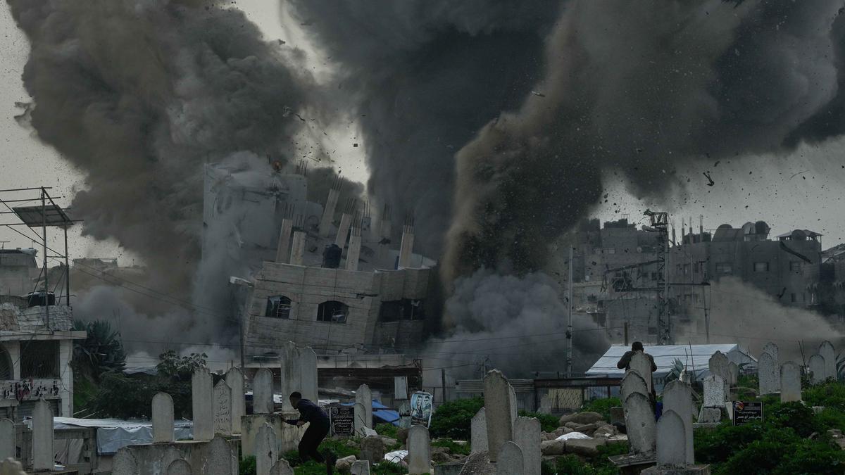 Serangan Udara Israel Hantam Gedung Tiga Lantai di Zeitoun Gaza