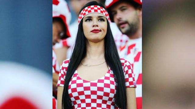 Para suporter punya cara tersendiri untuk menyemangati pemain selain dari teriakan nyanyian penyemangat.