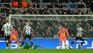Harvey Barnes dari Newcastle, kanan, mencetak gol pembuka selama pertandingan leg pertama babak 16 besar Liga Champions antara Newcastle United dan Barcelona di Newcastle, Inggris, Rabu (11-3-2026) dini hari WIB. (AP Photo/Jon Super)