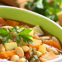 Walau kita menyebutnya panci presto, nyatanya alat masak ini bisa digunakan untuk menggoreng, merebus, menumis, dan tentu saja mengempukkan.