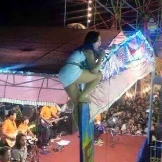 6 Tingkah Biduan Panjat Panggung saat Konser Ini Bikin Heboh, Penonton Melongo