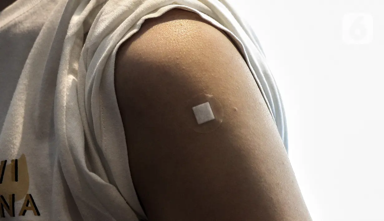 Warga usai vaksinator menyuntikkan vaksin AstraZeneca kepadanya saat peresmian Sentra Vaksinasi COVID-19 di RS St. Carolus, Jakarta, Senin (14/6/2021). Sentra vaksinasi ini melayani warga 18 tahun ke atas, pralansia, serta pekerja pariwisata dan ekonomi kreatif. (Liputan6.com/Johan Tallo)