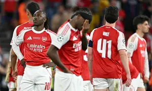 Ekspresi gelandang Arsenal Eberechi Eze (kiri) dan rekan-rekannya setelah kalah dari Paris Saint-Germain di final Liga Champions 2025/2026 di  Puskas Arena, Budapest, Minggu (31/5/2026) dini hari WIB. (Nicolas Tucat/AFP)