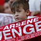Suporter cilik menghadiri acara perpisahan pelatih Arsenal, Arsene Wenger, di Stadion Emirates (6/5/2018). Selama 22 tahun membesut Arsenal, Wenger telah mempersembahkan 17 gelar dan 704 Kemenangan. (AFP/Ian Kington)