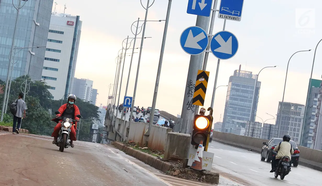 Pengendara sepeda motor melawan arus lalu lintas di akses persimpangan Jalan TB Simatupang - Jalan Antasari di Jakarta, Senin (8/4). Tidak adanya pengawasan serta sanksi tegas bagi pelanggar menyebabkan para pengendara tersebut nekat melawan arus lalu lintas. (Liputan6.com/Immanuel Antonius)