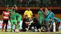 Dimas Galih Pratama saat mengalami cedera pada laga melawan Madura United di Stadion Gelora Madura, Pamekasan (1/9/2019). (Bola.com/Aditya Wany)