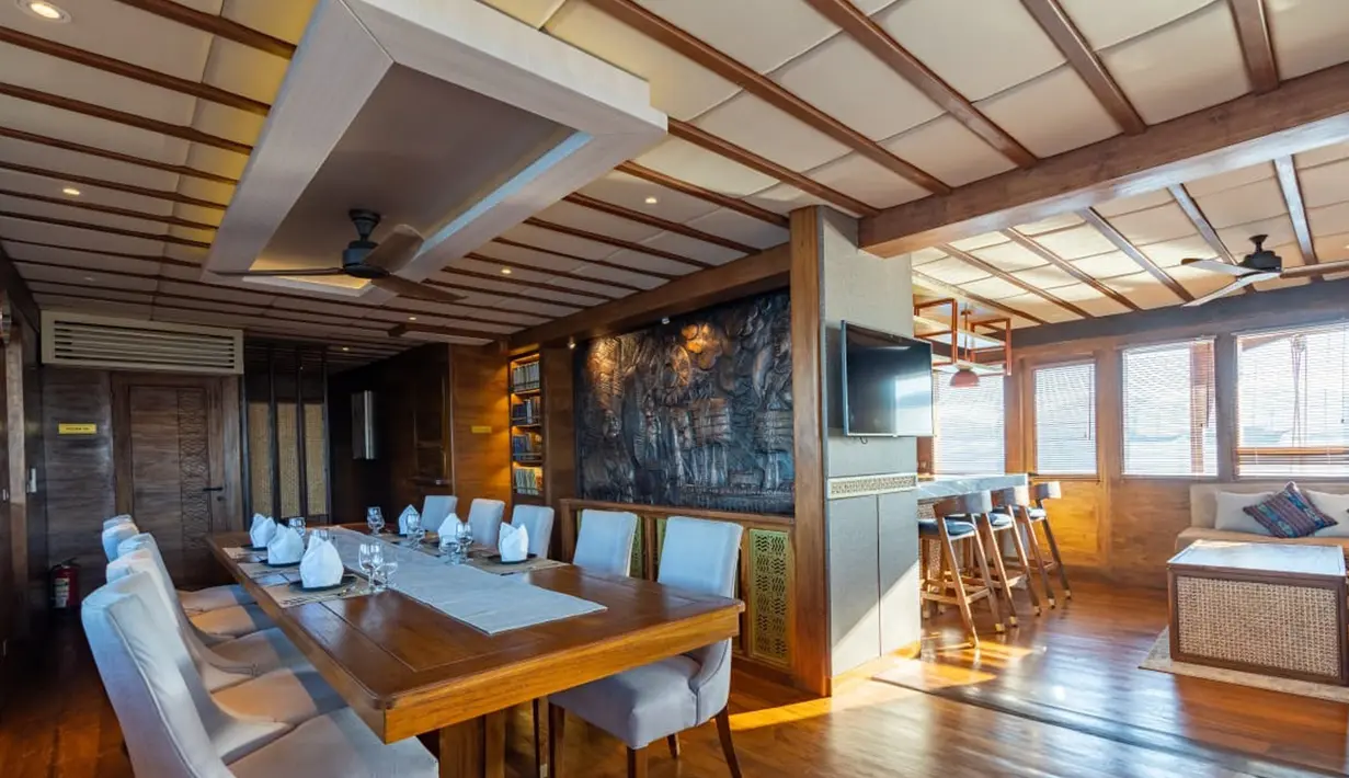 Interior kapal pinisi, The Maj Oceanic. Kapal pinisi ini juga dapat memesan layanan dining by the beach, menggunakan fasilitas pusat kebugaran dan spa, menonton film, serta menjajal pengalaman bermain golf di atas kapal pinisi mewah tersebut. (dok. The Maj Oceanic)