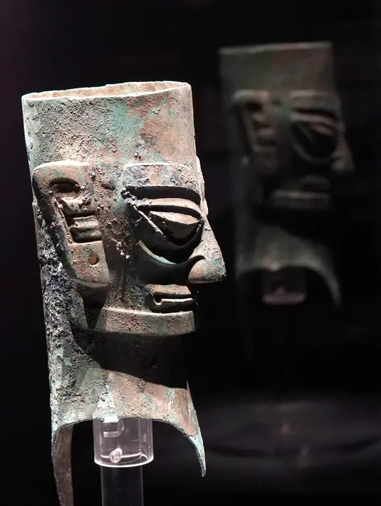 Sebuah patung kepala perunggu dipajang dalam pameran khusus Reruntuhan Sanxingdui prasejarah yang digelar di Museum Universitas Shanghai, Shanghai, China timur, pada 21 November 2020. (Xinhua/Ren Long)
