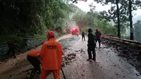 Petugas gabungan dari BPBD, Damkar dan PUPR mengevakuasi endapan lumpur yang menghalangi jalan raya Soreang-Ciwidey. (Dok. BPBD Kab. Bandung)