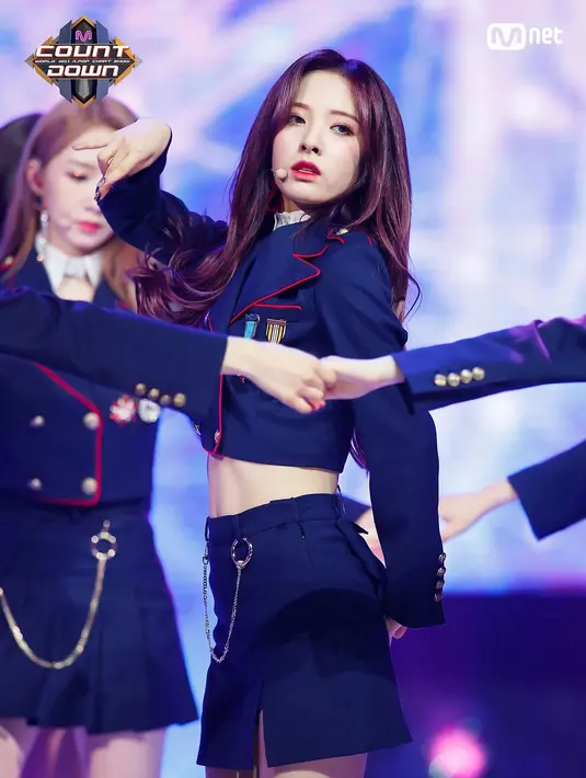 Bona Cosmic Girls merupakan kelahiran Daegu, 19 Agustus 1995. Ia merupakan salah satu artis muda yang berbakat. (Foto: koreaboo.com)