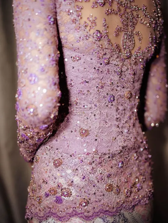 Ini adalah detail bagian bawah kebaya bridesmaid Hanggini. Terlihat ada beberapa detail bunga warna ungu yang mencuri perhatian. Tak hanya di bagian belakang, namun detail bung aini juga di bagian depan dan lengannya. Dalam video yang diunggah di laman Instagram Kirtas by Cinintya Syakyakirti, netizen memuji badan Hanggini yang langsing dan makin cantik saat pakai kebaya. (Liputan6.com/IG/@hanggini)