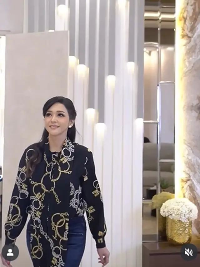 6 Gaya Blouse ala Maia Estianty, Inspirasi Tampil Stylish Jelang Usia 50 Tahun